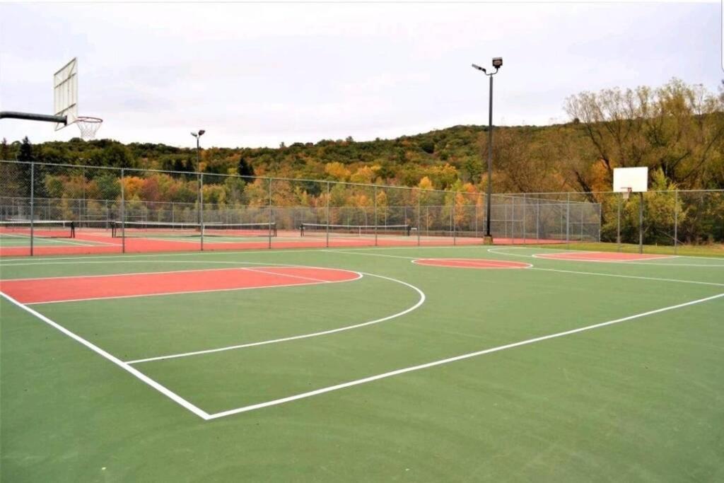 *Amenity-Filled Waterfront Oasis @Saw Creek Estates Near Waterfalls And Hiking* East Stroudsburg Exterior foto
